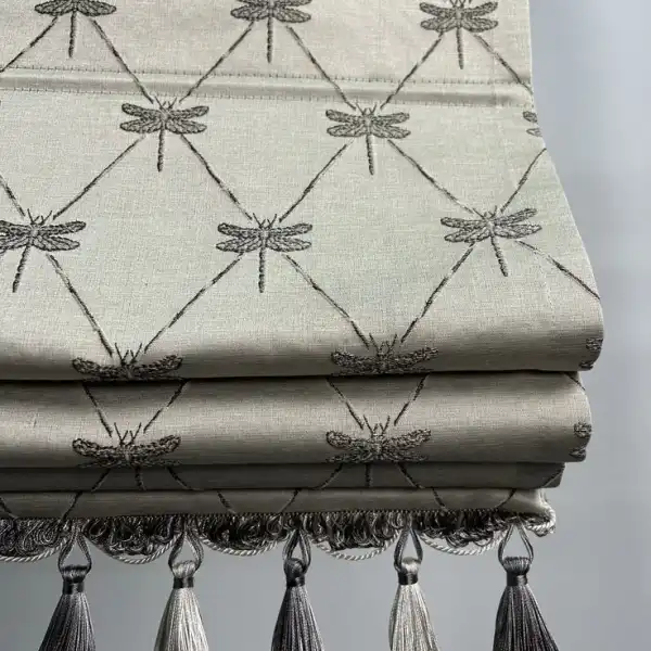 Римская штора с декоративными элементами